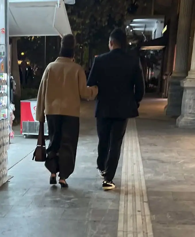 Εμμανουήλ Καραλής: Βόλτα αγκαζέ με τη μητέρα του στο κέντρο της Αθήνας
