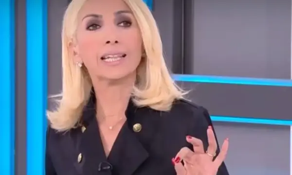 Μίνα Καραμήτρου: Ένταση στο OPEN για τον Μαζωνάκη και τις «κακές συνήθειες» του τραγουδιστή