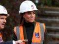 Kate Middleton: Το κομψό κοστούμι Victoria Beckham που συνδύασε με κράνος εργοταξίου