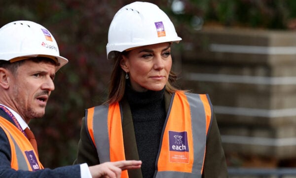 Kate Middleton: Το κομψό κοστούμι Victoria Beckham που συνδύασε με κράνος εργοταξίου