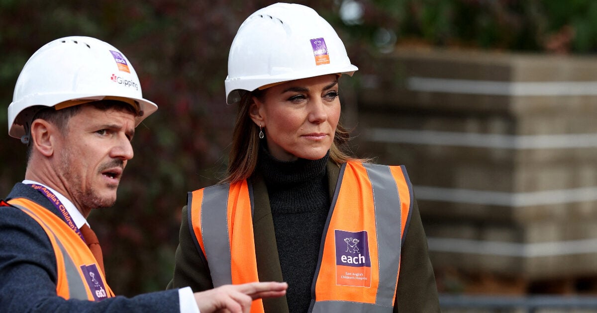 Kate Middleton: Το κομψό κοστούμι Victoria Beckham που συνδύασε με κράνος εργοταξίου