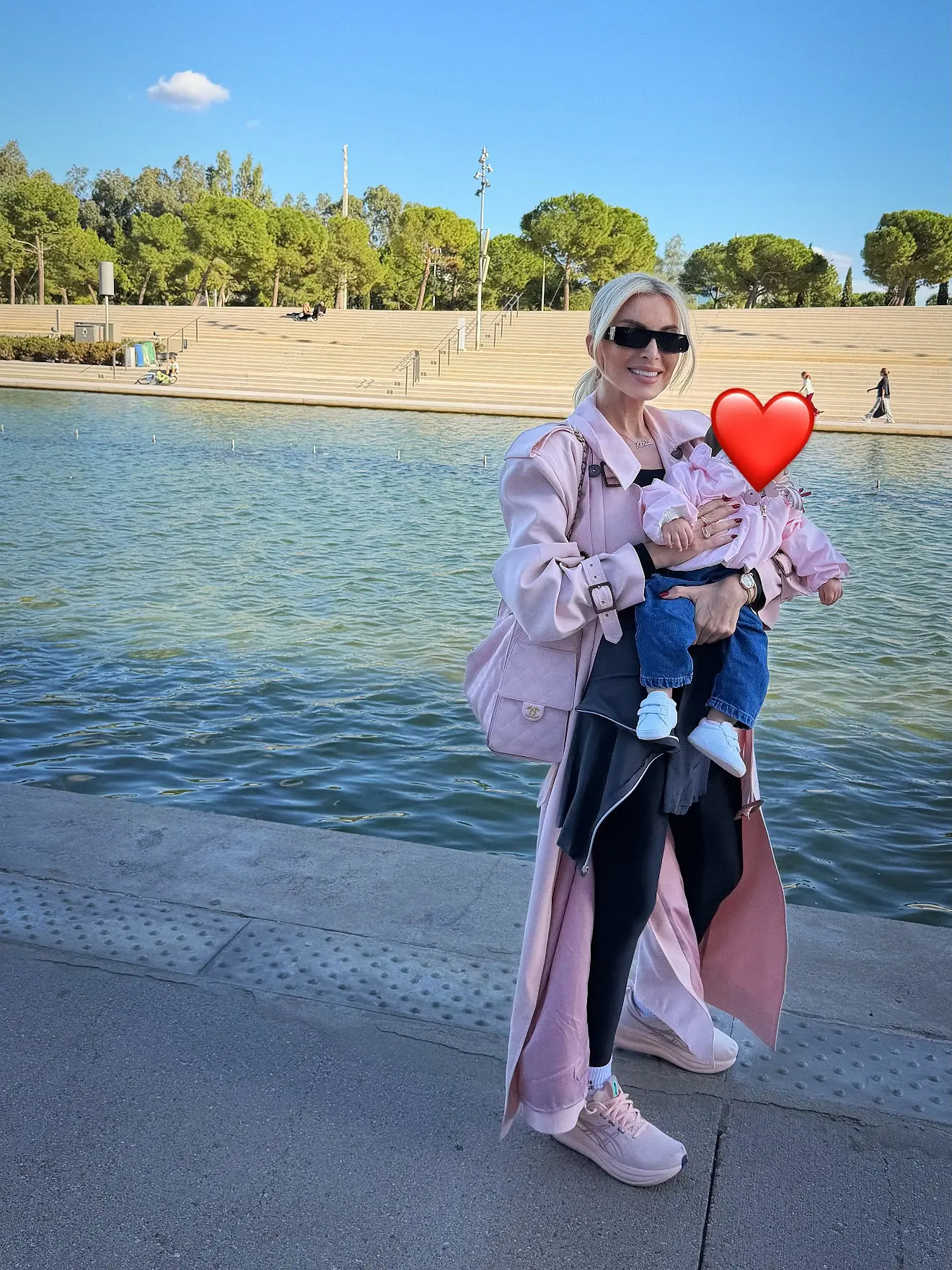 Κατερίνα Καινούργιου: Βγήκε την Κυριακή βόλτα με την κόρη της, Ξένια, στο Ίδρυμα Νιάρχος