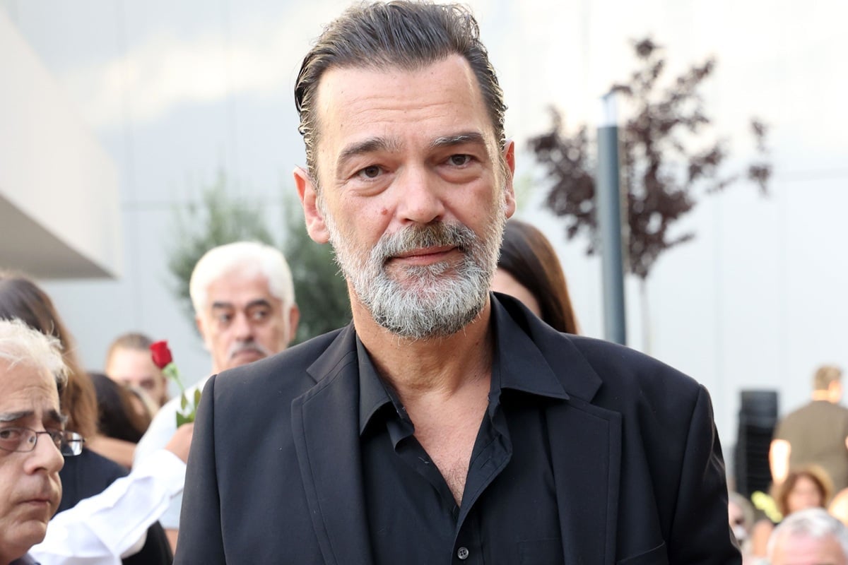 Ιάσονας Καζάκος: Ο εγγονός της Τζένης Καρέζη μεγάλωσε και είναι κούκλος