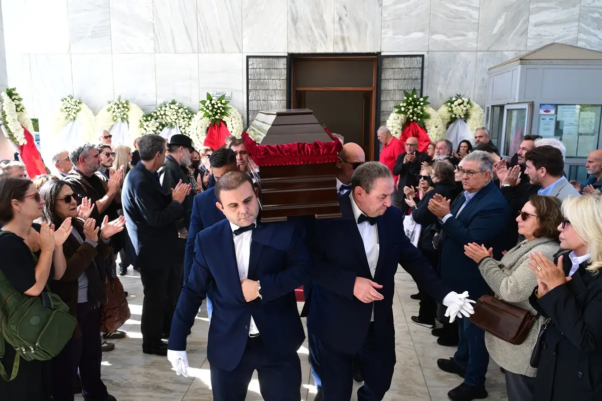 Μπέτυ Βαλάση: Ο γιος της συγκίνησε με τον επικήδειο – «Την είχα 1,5 χρόνο άρρωστη, σταμάτησε να τρώει, είχε φτάσει 42 κιλά»