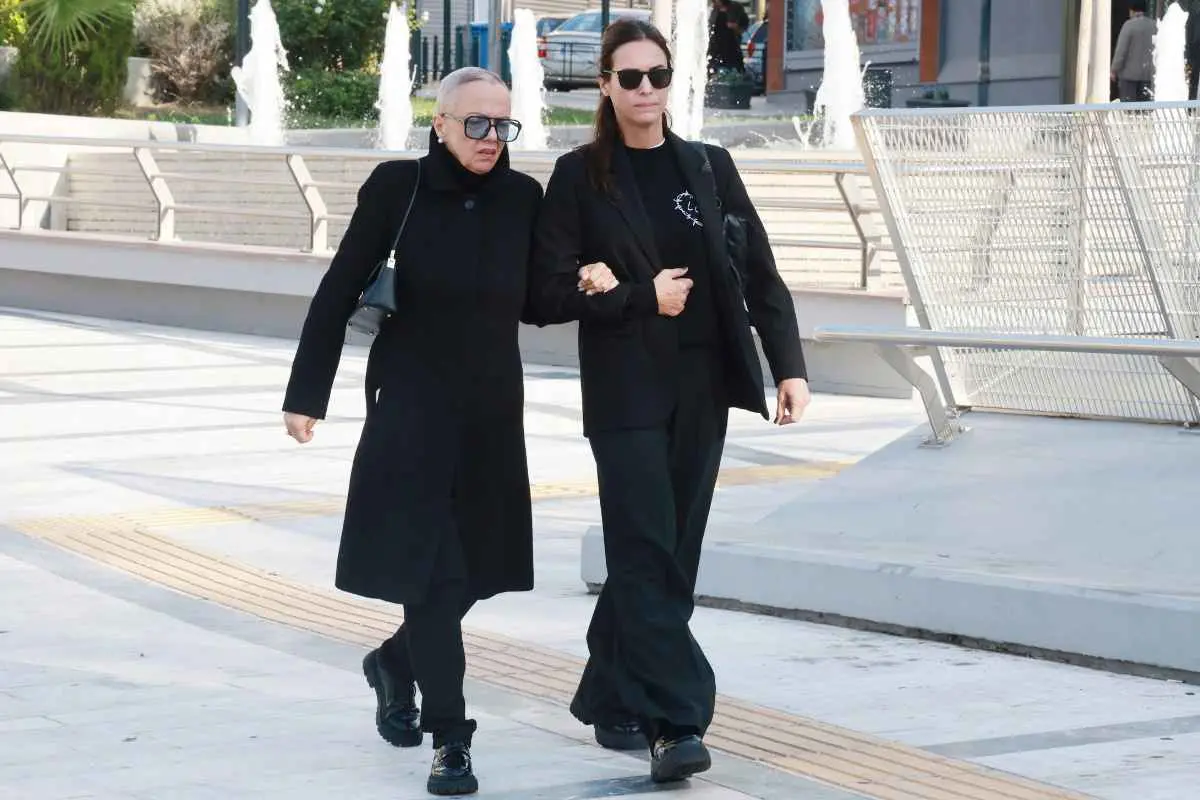 Δημήτρης Κόκοτας: Η σύζυγος και η αδελφή του στο 40ήμερο μνημόσυνο – Συντετριμμένη η Έλλη