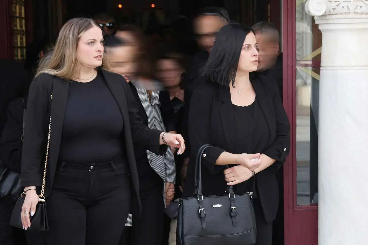 Δημήτρης Κόκοτας: Η σύζυγος και η αδελφή του στο 40ήμερο μνημόσυνο – Συντετριμμένη η Έλλη