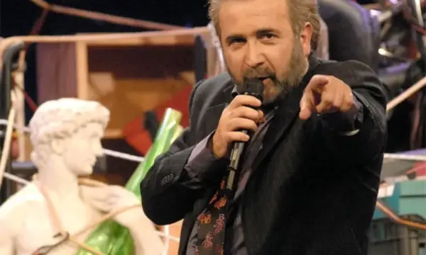 Λάκης Λαζόπουλος για τους γιατρούς μετά τον θάνατο του Γιώργου Μαζωνάκη: «Βάλανε μπαταρία στους δονητές και όχι στους απινιδωτές»
