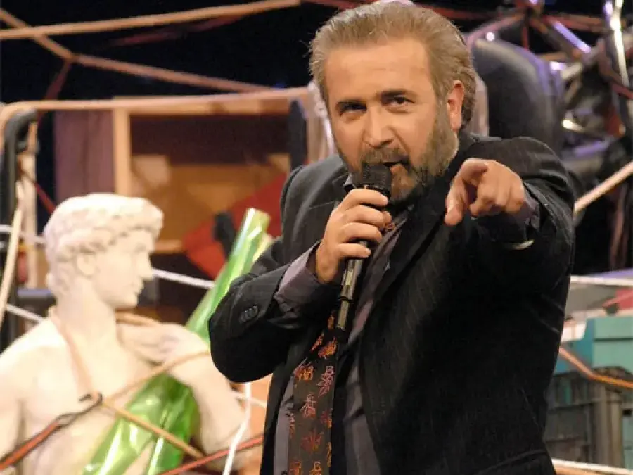Λάκης Λαζόπουλος για τους γιατρούς μετά τον θάνατο του Γιώργου Μαζωνάκη: «Βάλανε μπαταρία στους δονητές και όχι στους απινιδωτές»