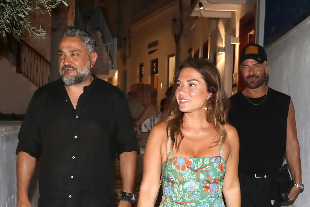 Λασκαράκη και Σουλτάτος: Ανταλλάσσουν φιλιά στο κέντρο της Αθήνας, ερωτευμένοι σαν την πρώτη μέρα