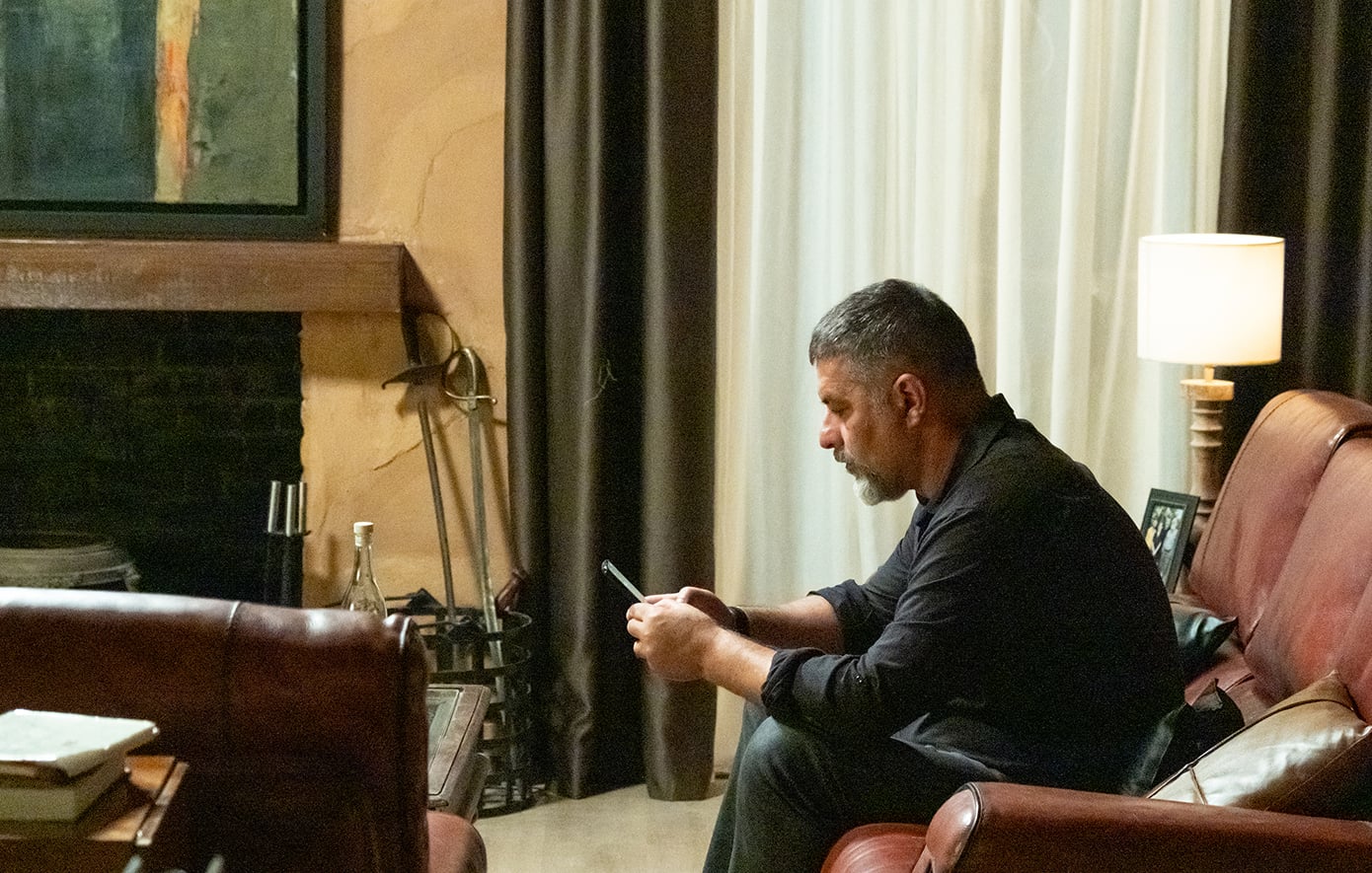 «Δύο μαύρα πουκάμισα»: Νέες φωτογραφίες από τα backstage των γυρισμάτων