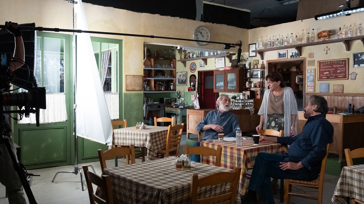 «Δύο μαύρα πουκάμισα»: Νέες φωτογραφίες από τα backstage των γυρισμάτων