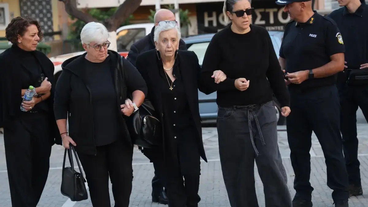 Μνημόσυνο Μαζωνάκη: Έφτασαν οι συγγενείς ντυμένοι στα μαύρα – Υποβασταζόμενη η μητέρα του
