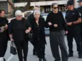 Μνημόσυνο Μαζωνάκη: Έφτασαν οι συγγενείς ντυμένοι στα μαύρα – Υποβασταζόμενη η μητέρα του