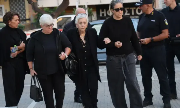 Μνημόσυνο Μαζωνάκη: Έφτασαν οι συγγενείς ντυμένοι στα μαύρα – Υποβασταζόμενη η μητέρα του
