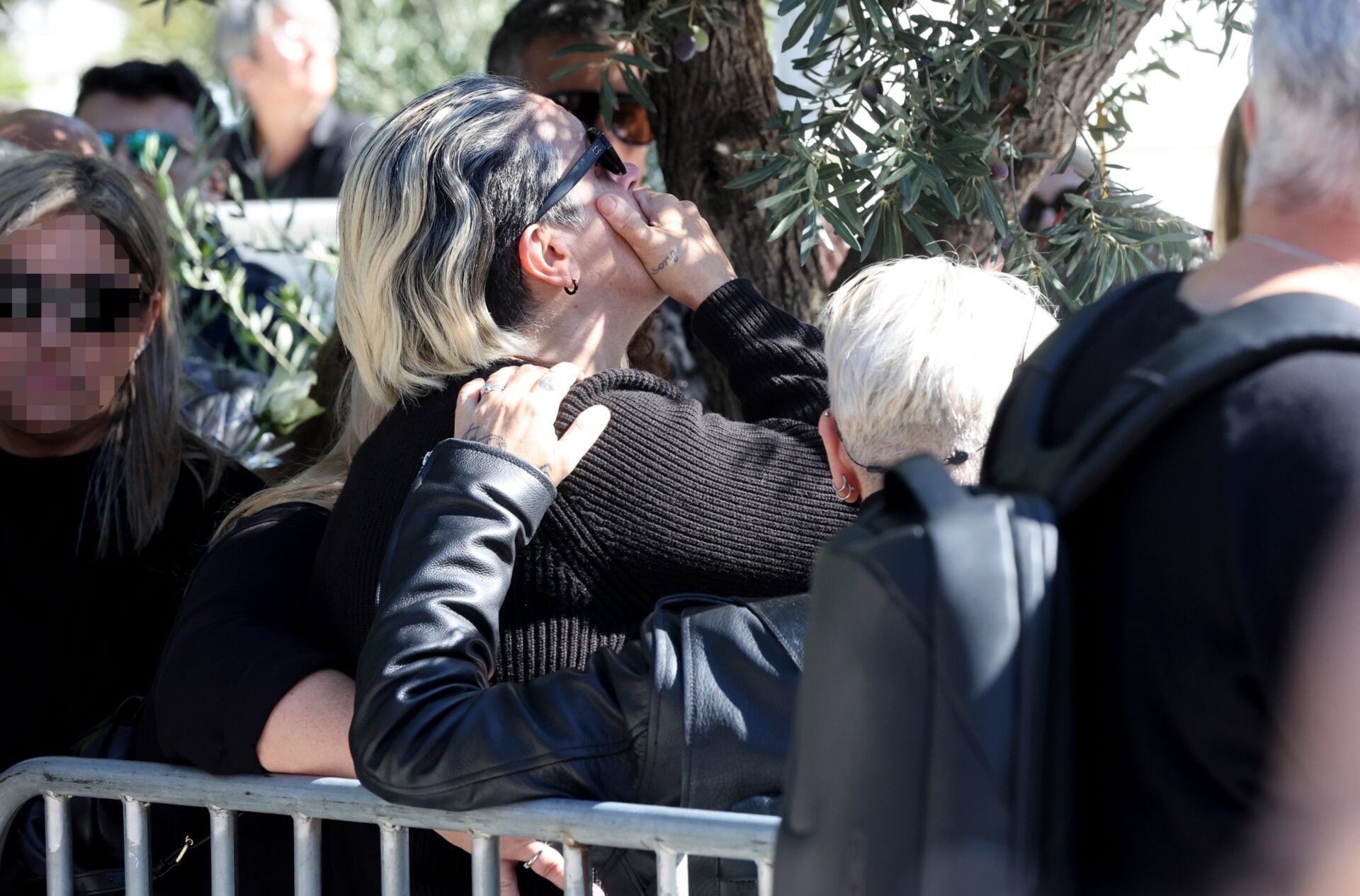 Μαρία Μαζωνάκη: Συντετριμμένη έξω από το πατρικό τους στη Νίκαια μετά το μνημόσυνο – Τι δήλωσε στις κάμερες