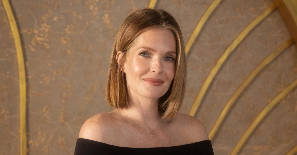 Meghann Fahy: Άφησε τα μακριά μαλλιά της για ένα γεωμετρικό ‘90s bob με caramel ανταύγειες