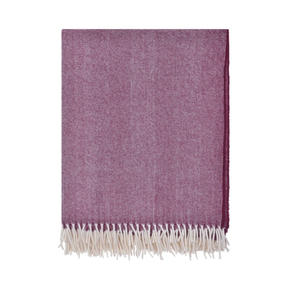 Η κουβέρτα Kendal Herringbone Aubergine Soft Merino Wool Blanket από την The Fine Cotton Company είναι μια ιδέα για να εισαγάγετε το χρώμα στο σαλόνι χωρίς να αλλάξετε τα έπιπλα