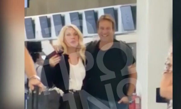 Ελένη Μενεγάκη – Μάκης Παντζόπουλος: Αναχώρησαν μαζί για ταξίδι, αγκαλιασμένοι στο αεροδρόμιο
