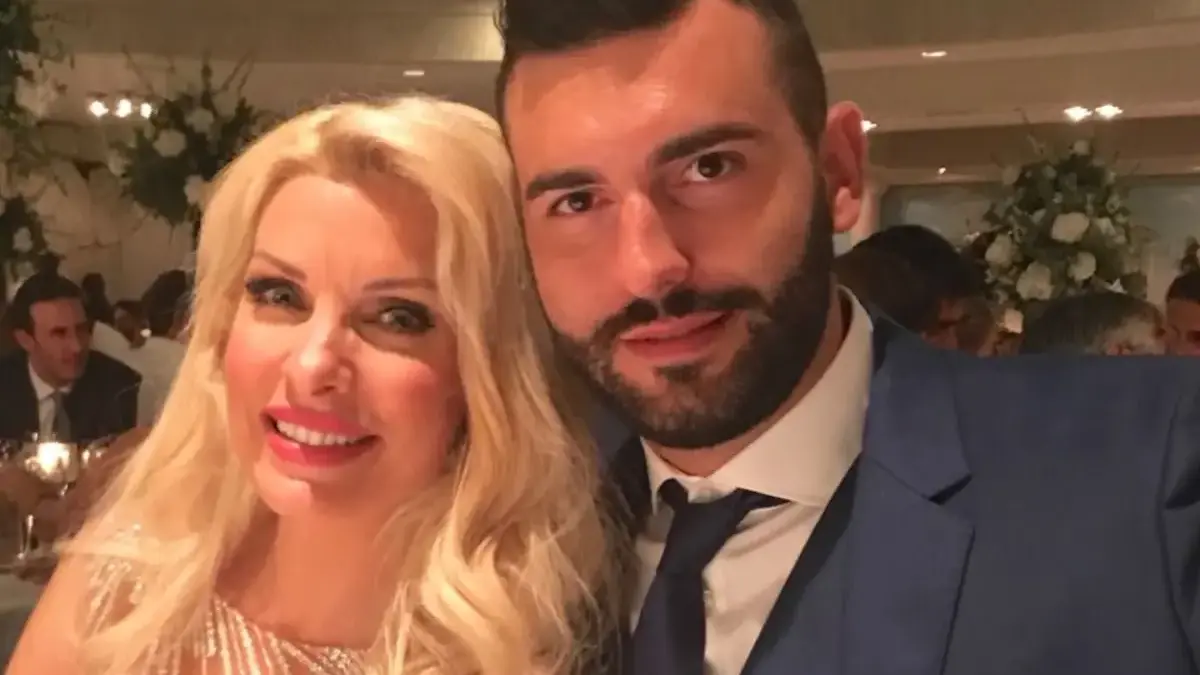 Η Ελένη Μενεγάκη σε αδημοσίευτες φωτογραφίες με τον αδελφό της – Η συγκινητική εξομολόγησή της