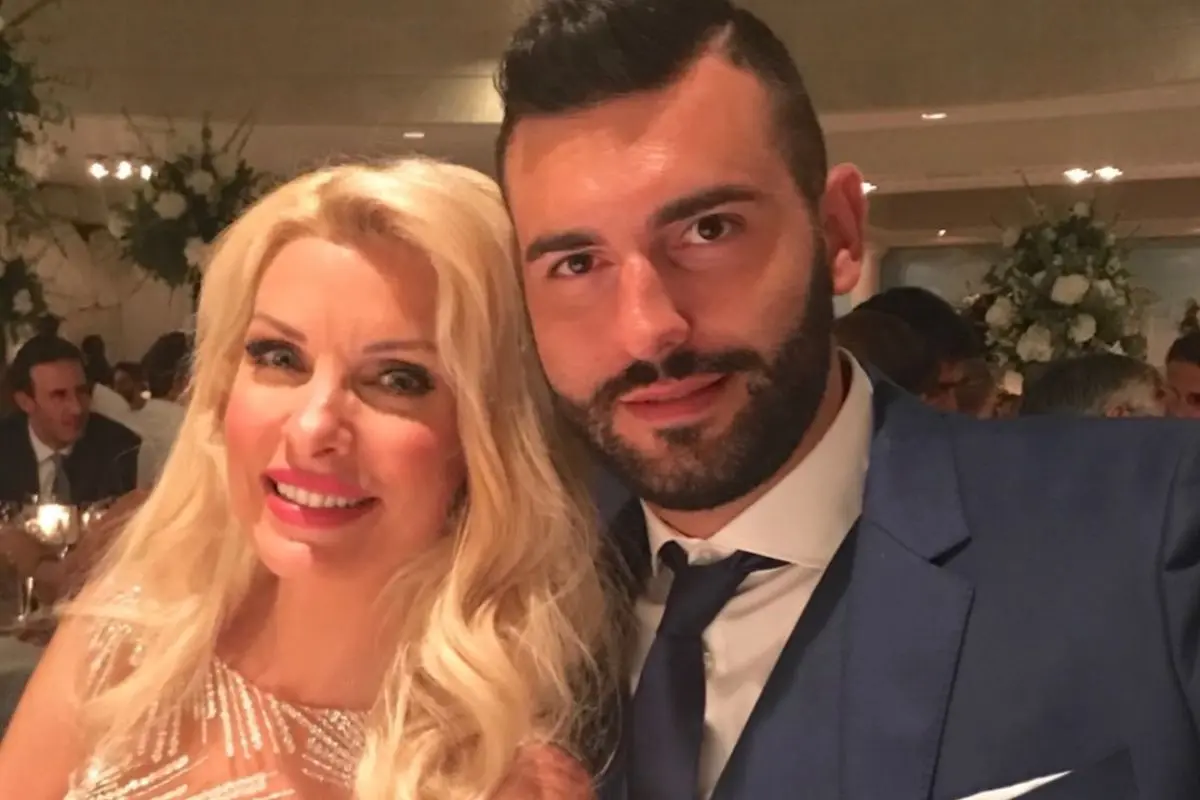 Η Ελένη Μενεγάκη σε αδημοσίευτες φωτογραφίες με τον αδελφό της – Η συγκινητική εξομολόγησή της