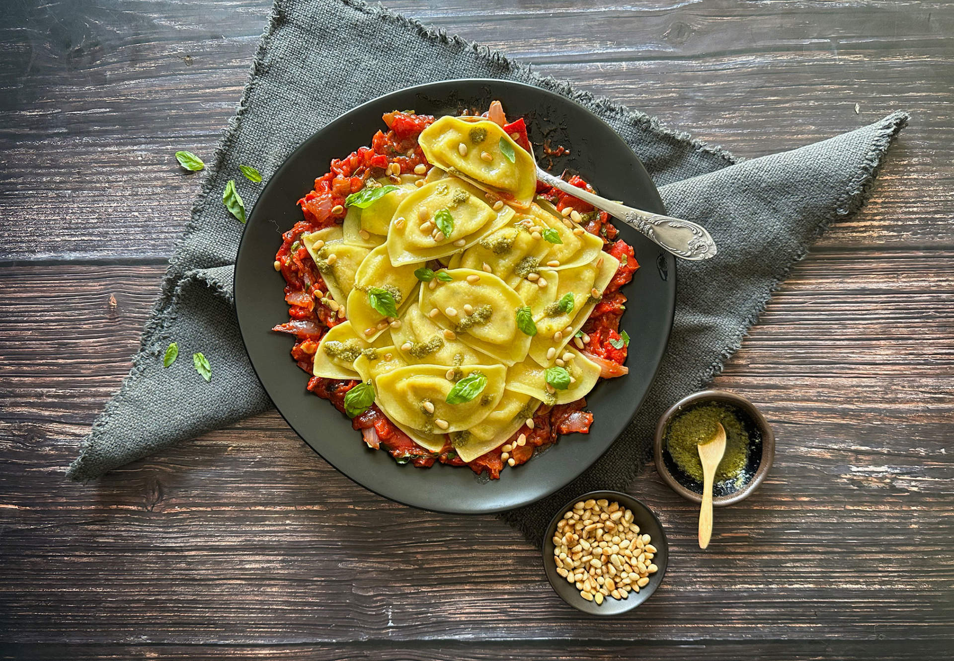Mezzelune Caprese με σάλτσα κόκκινης πιπεριάς