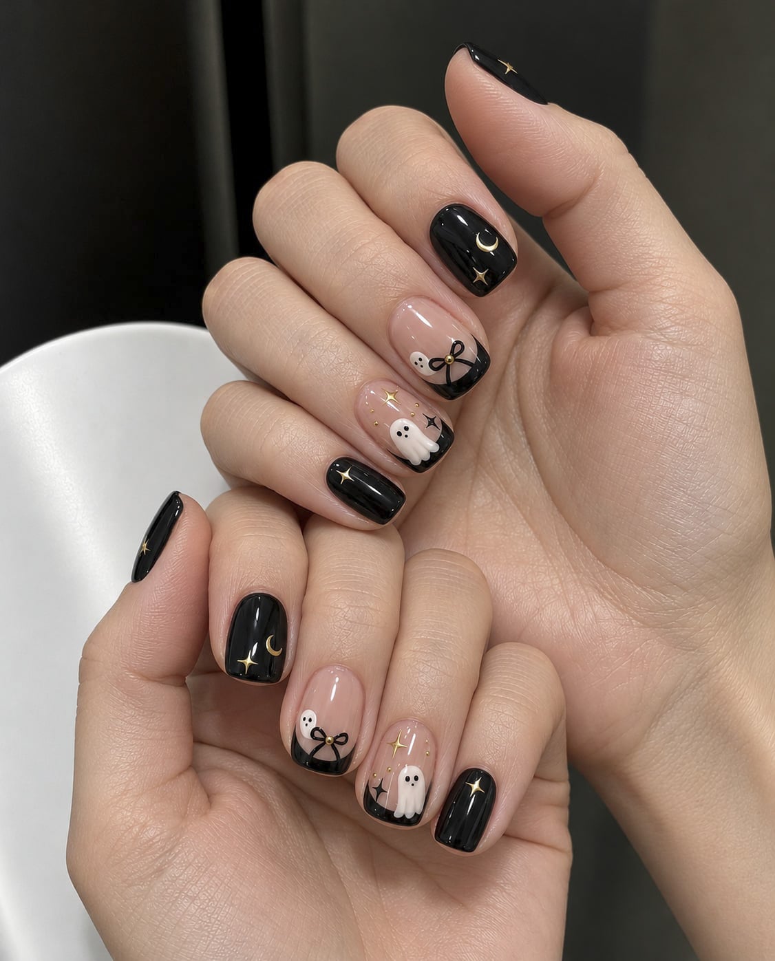 Casper Nails: Το μανικιούρ με τα φαντασματάκια που θα «στοιχειώσουν» τα νύχια σου