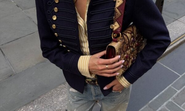 Military jacket: Οι celebrities το επαναφέρουν στις εμφανίσεις τους