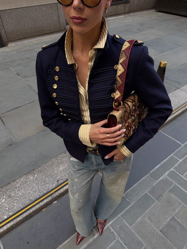 Military jacket: Οι celebrities το επαναφέρουν στις εμφανίσεις τους