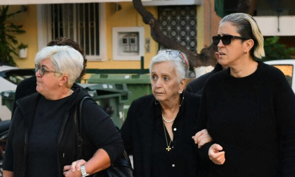 Γιώργος Μαζωνάκης: Οι γονείς και οι αδελφές του στην Αγία Τριάδα Νίκαιας για το 40ήμερο μνημόσυνο