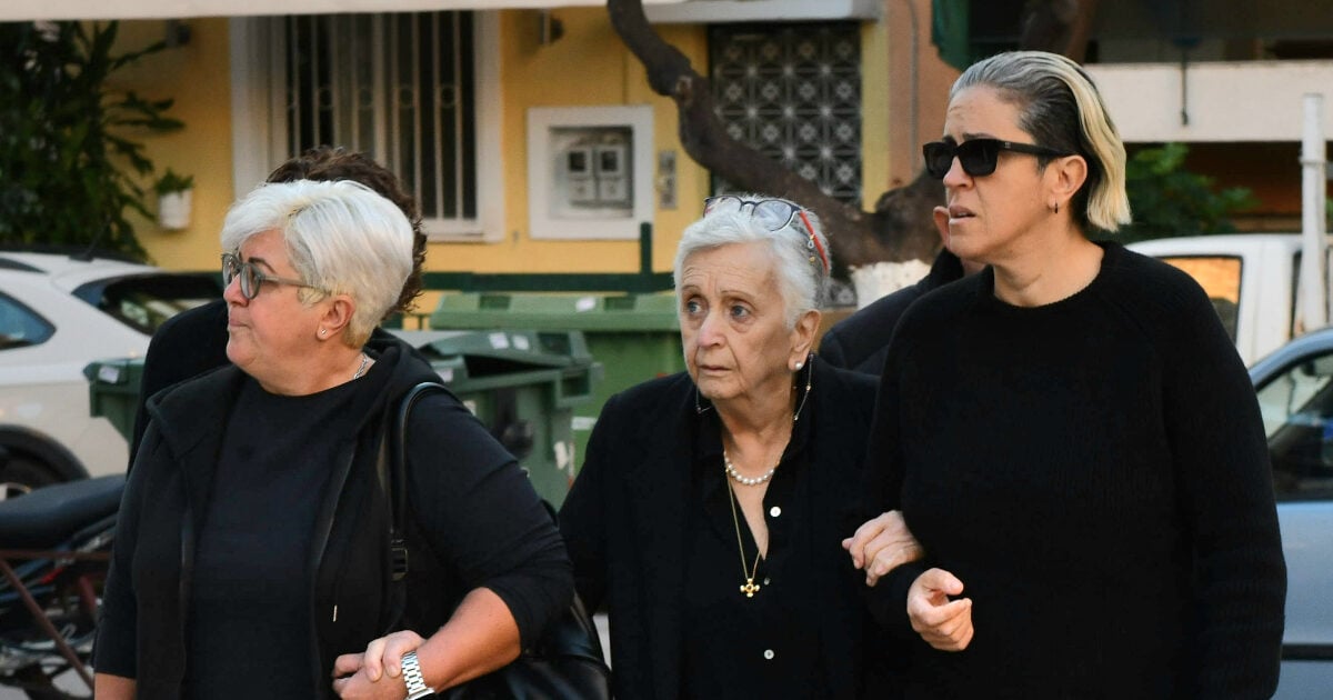 Γιώργος Μαζωνάκης: Οι γονείς και οι αδελφές του στην Αγία Τριάδα Νίκαιας για το 40ήμερο μνημόσυνο