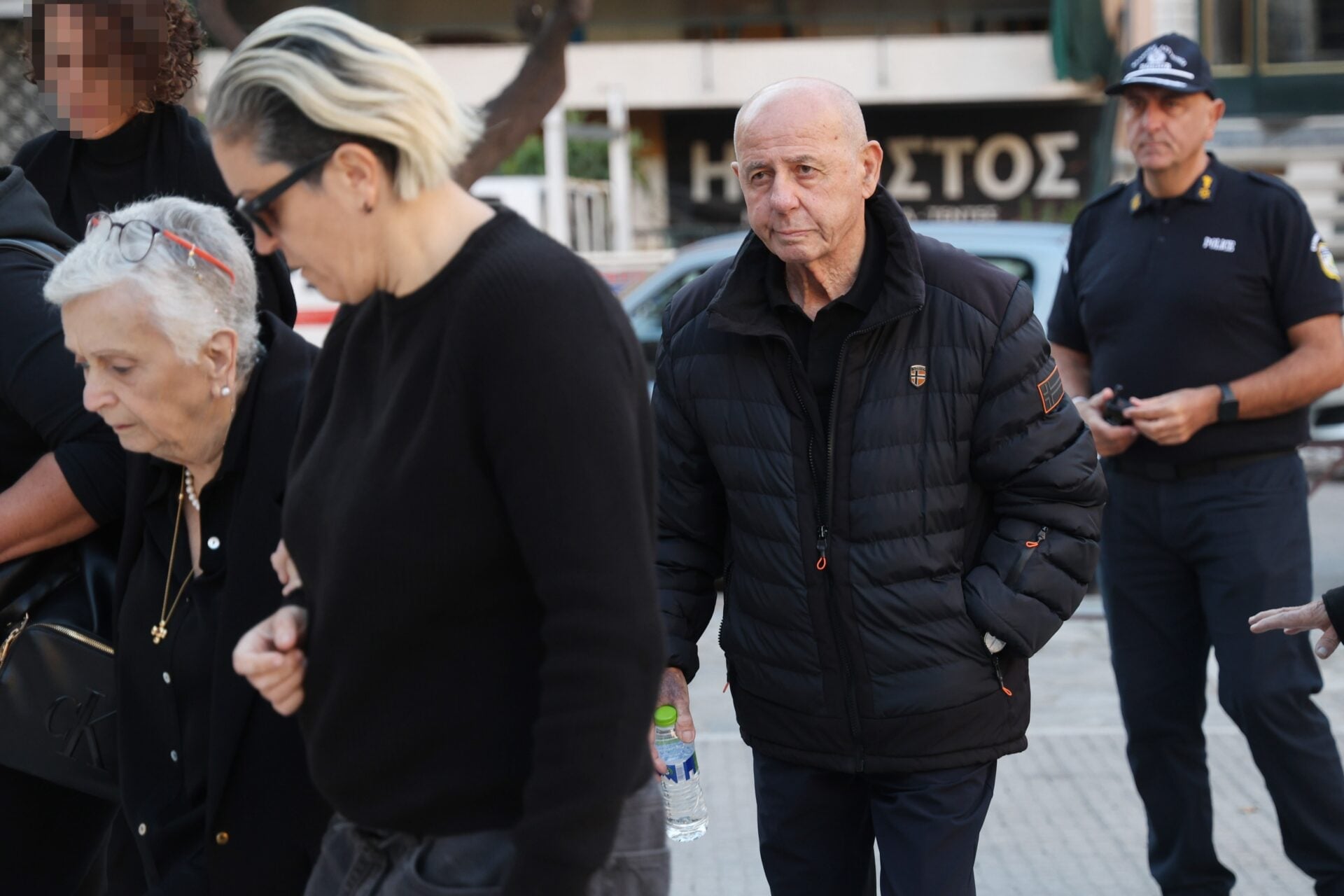 Μνημόσυνο Μαζωνάκη: Έφτασαν οι συγγενείς ντυμένοι στα μαύρα – Υποβασταζόμενη η μητέρα του