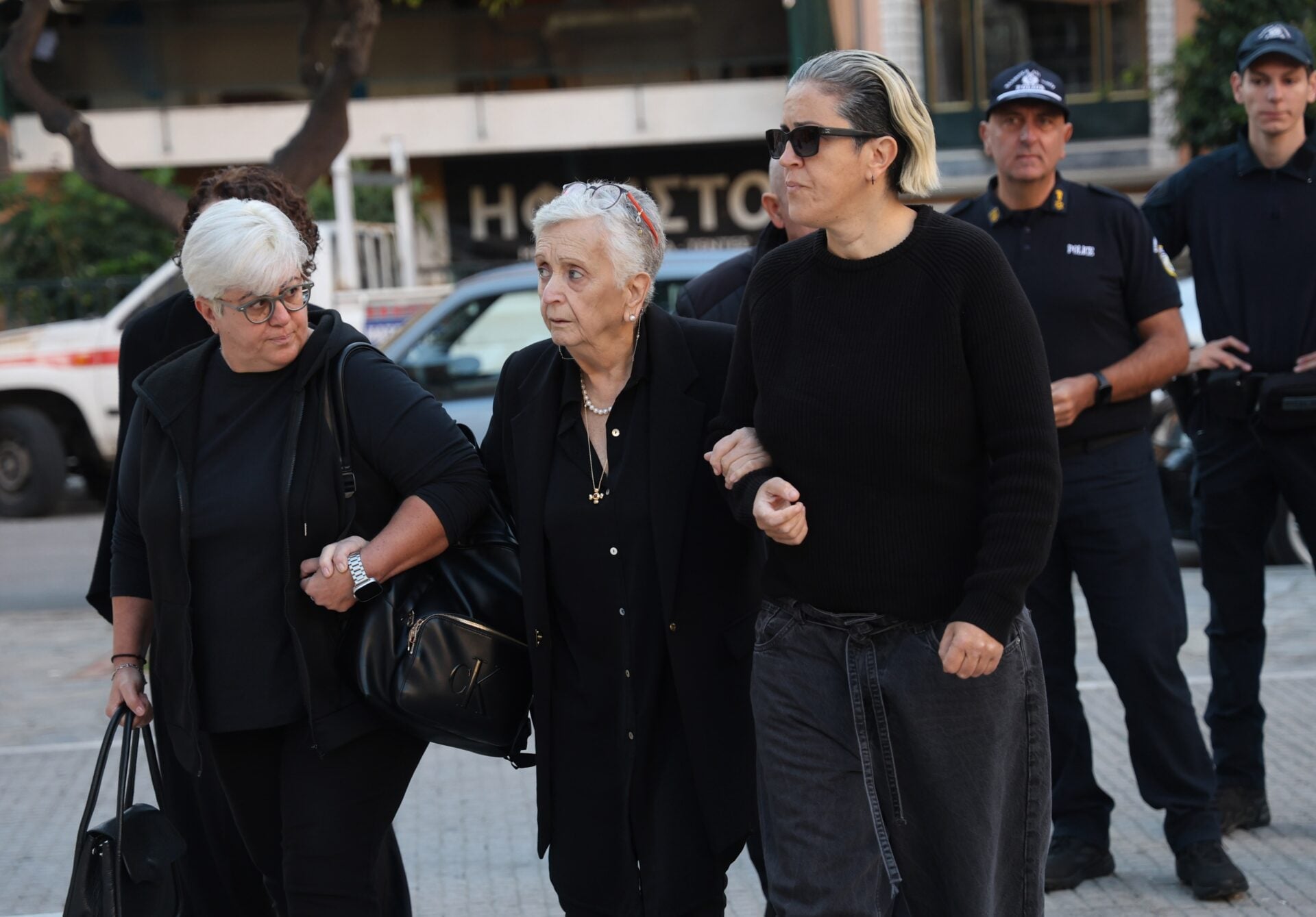 Μνημόσυνο Μαζωνάκη: Έφτασαν οι συγγενείς ντυμένοι στα μαύρα – Υποβασταζόμενη η μητέρα του