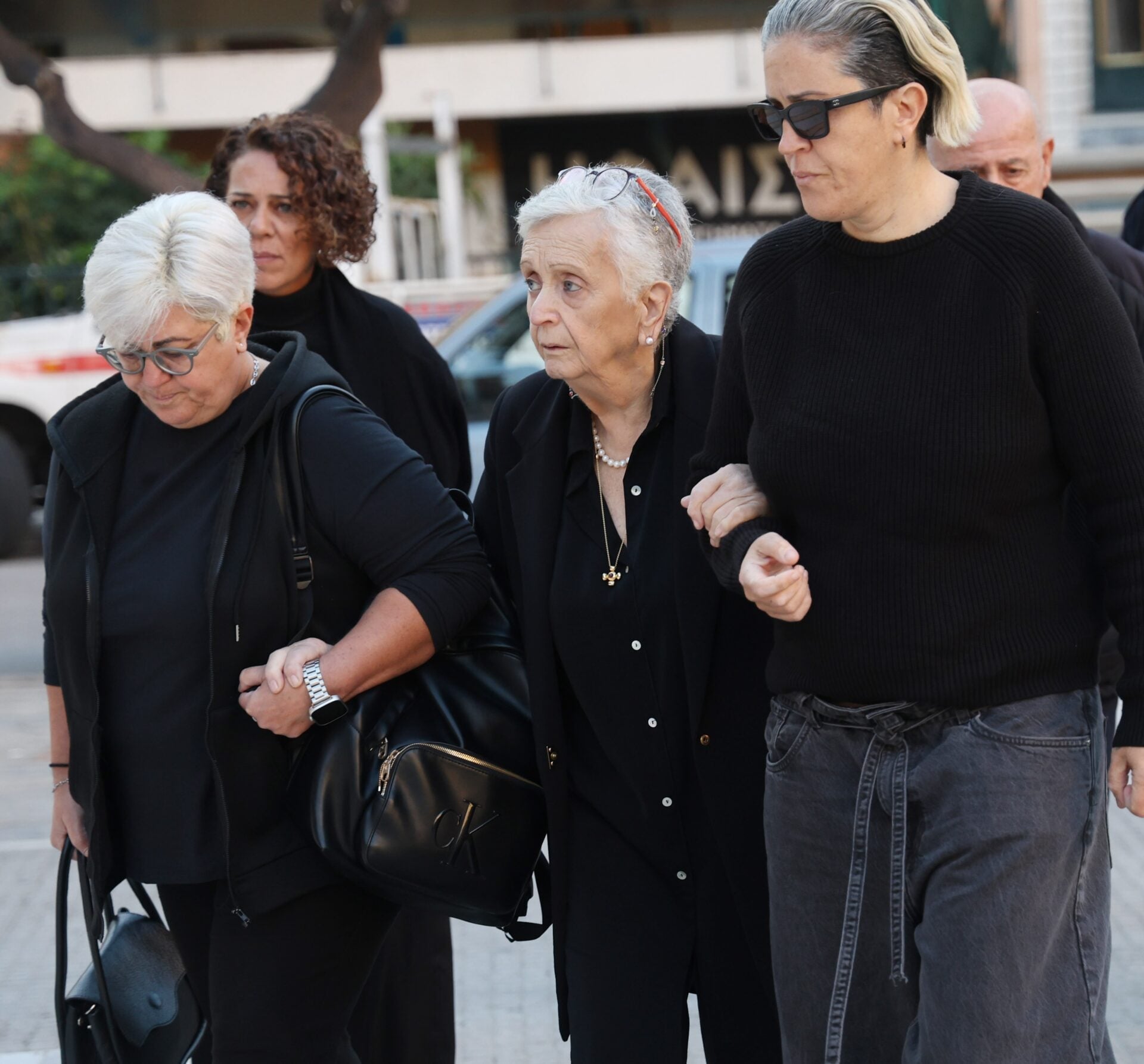 Μνημόσυνο Μαζωνάκη: Έφτασαν οι συγγενείς ντυμένοι στα μαύρα – Υποβασταζόμενη η μητέρα του
