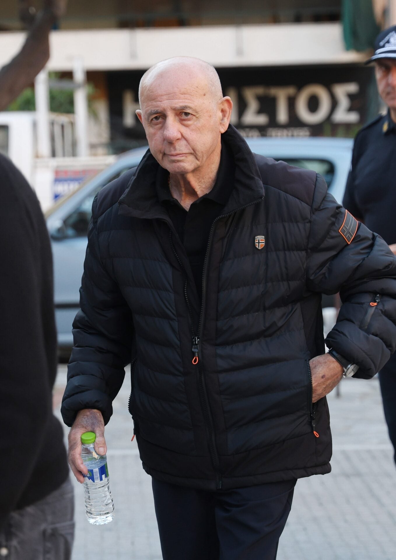 Μνημόσυνο Μαζωνάκη: Έφτασαν οι συγγενείς ντυμένοι στα μαύρα – Υποβασταζόμενη η μητέρα του