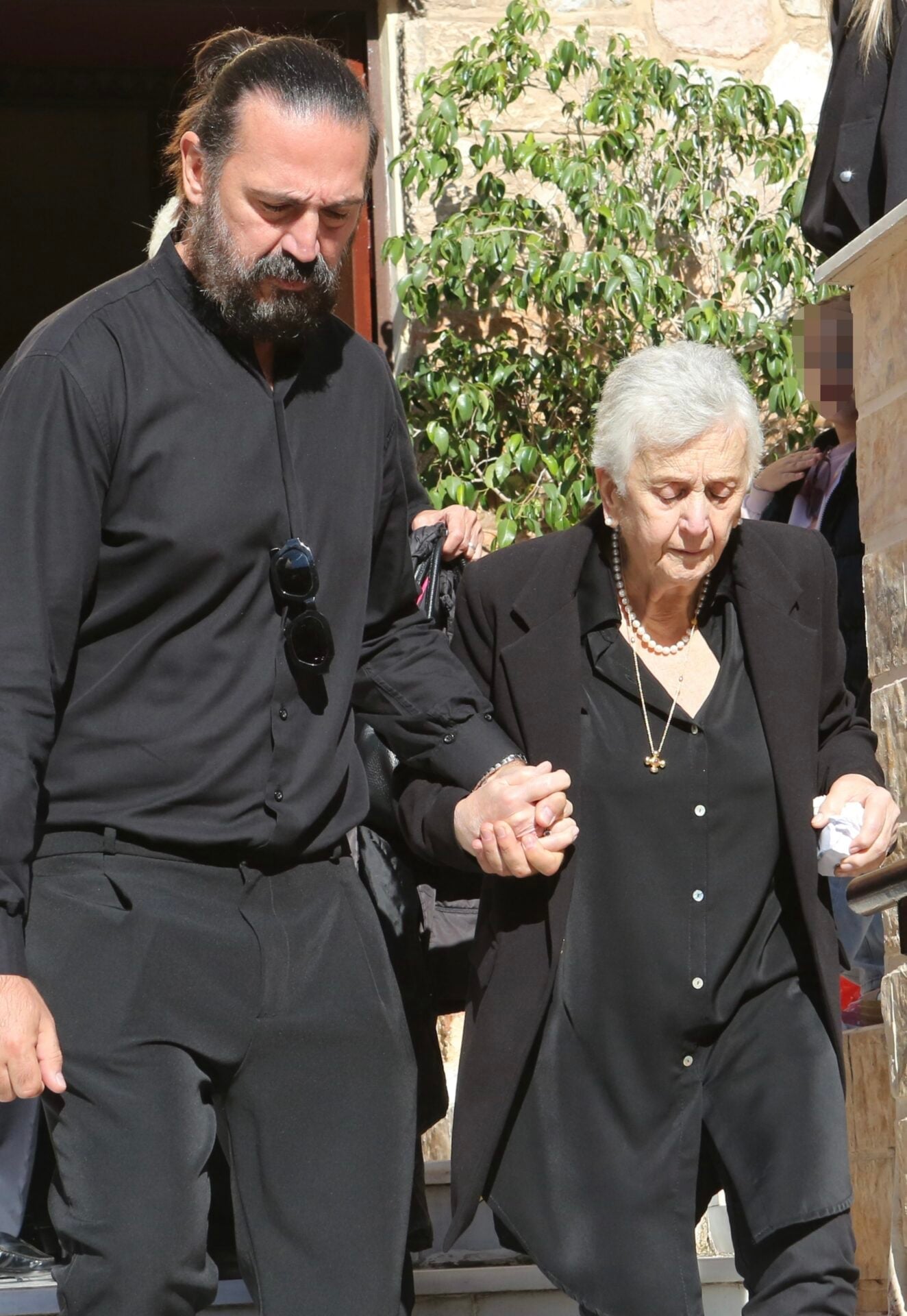 Μνημόσυνο Μαζωνάκη – Μακρυνιώτης: Ο Δημήτρης Μακρυνιώτης έφυγε χέρι χέρι με την πεθερά του, ενώ ο Μανώλης Μαζωνάκης ξέσπασε σε κλάματα