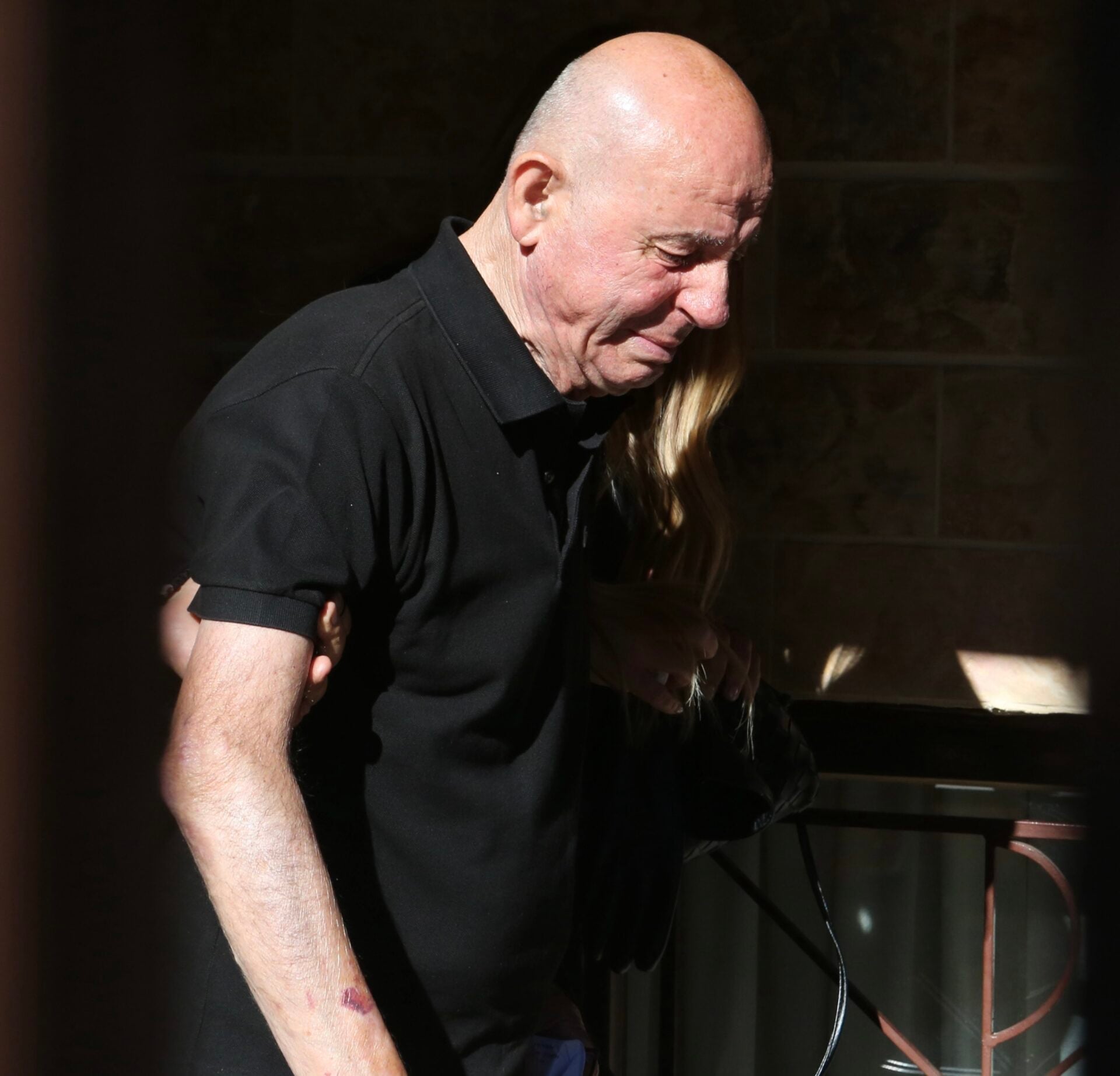 Μνημόσυνο Μαζωνάκη – Μακρυνιώτης: Ο Δημήτρης Μακρυνιώτης έφυγε χέρι χέρι με την πεθερά του, ενώ ο Μανώλης Μαζωνάκης ξέσπασε σε κλάματα