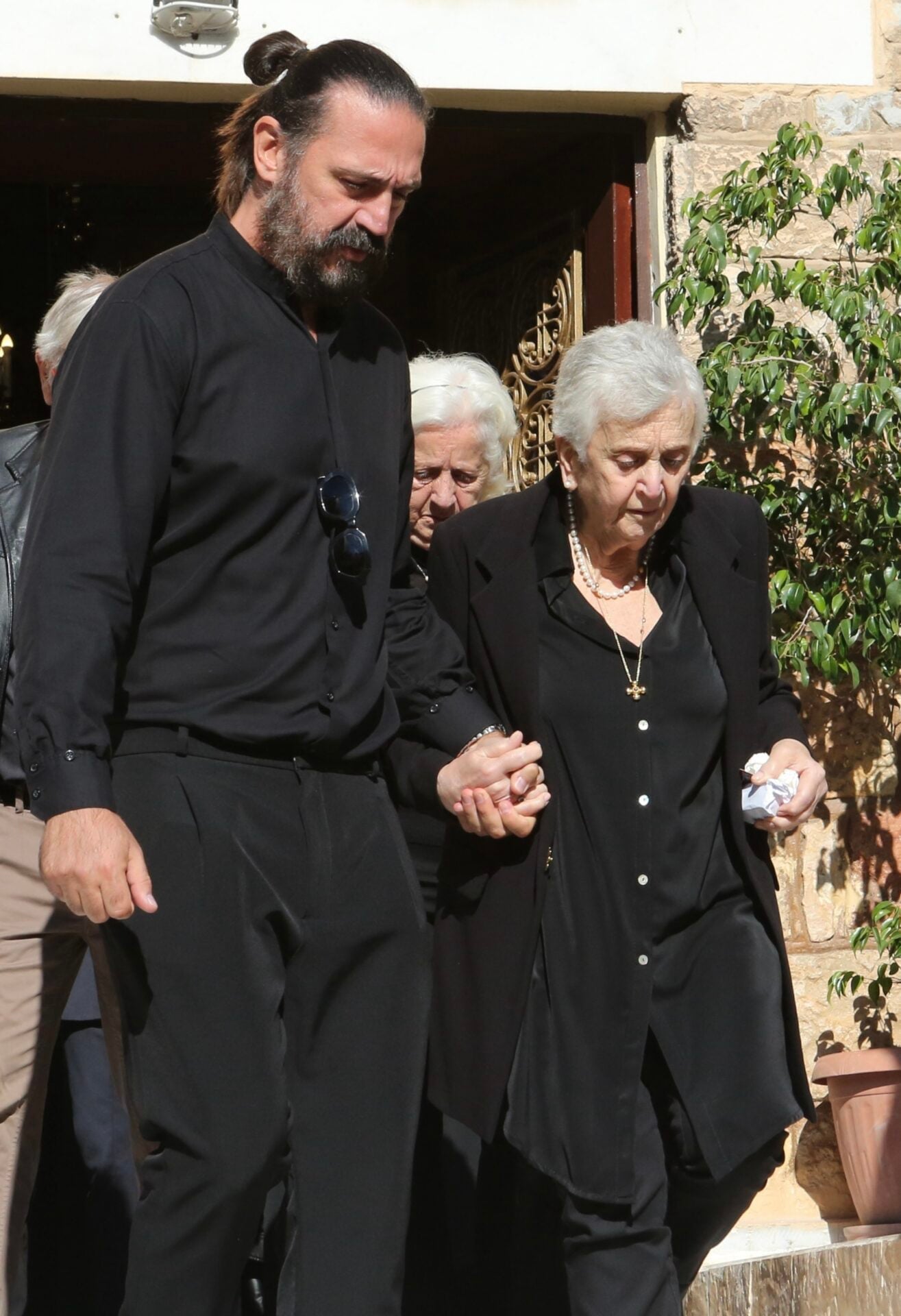 Μνημόσυνο Μαζωνάκη – Μακρυνιώτης: Ο Δημήτρης Μακρυνιώτης έφυγε χέρι χέρι με την πεθερά του, ενώ ο Μανώλης Μαζωνάκης ξέσπασε σε κλάματα