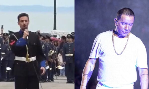 Γιώργος Μαζωνάκης: Η μπάντα του Πολεμικού Ναυτικού έπαιξε επιτυχίες του στην πλατεία Αριστοτέλους – Θερμό χειροκρότημα από τον κόσμο