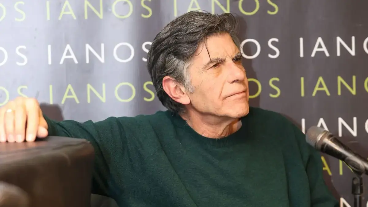 Γιάννης Μπέζος: «Καρφιά» για τους συνομηλίκους του – «Κάνουν τους νέους και γίνονται γελοίοι»