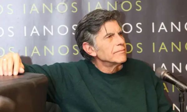 Γιάννης Μπέζος: «Καρφιά» για τους συνομηλίκους του – «Κάνουν τους νέους και γίνονται γελοίοι»