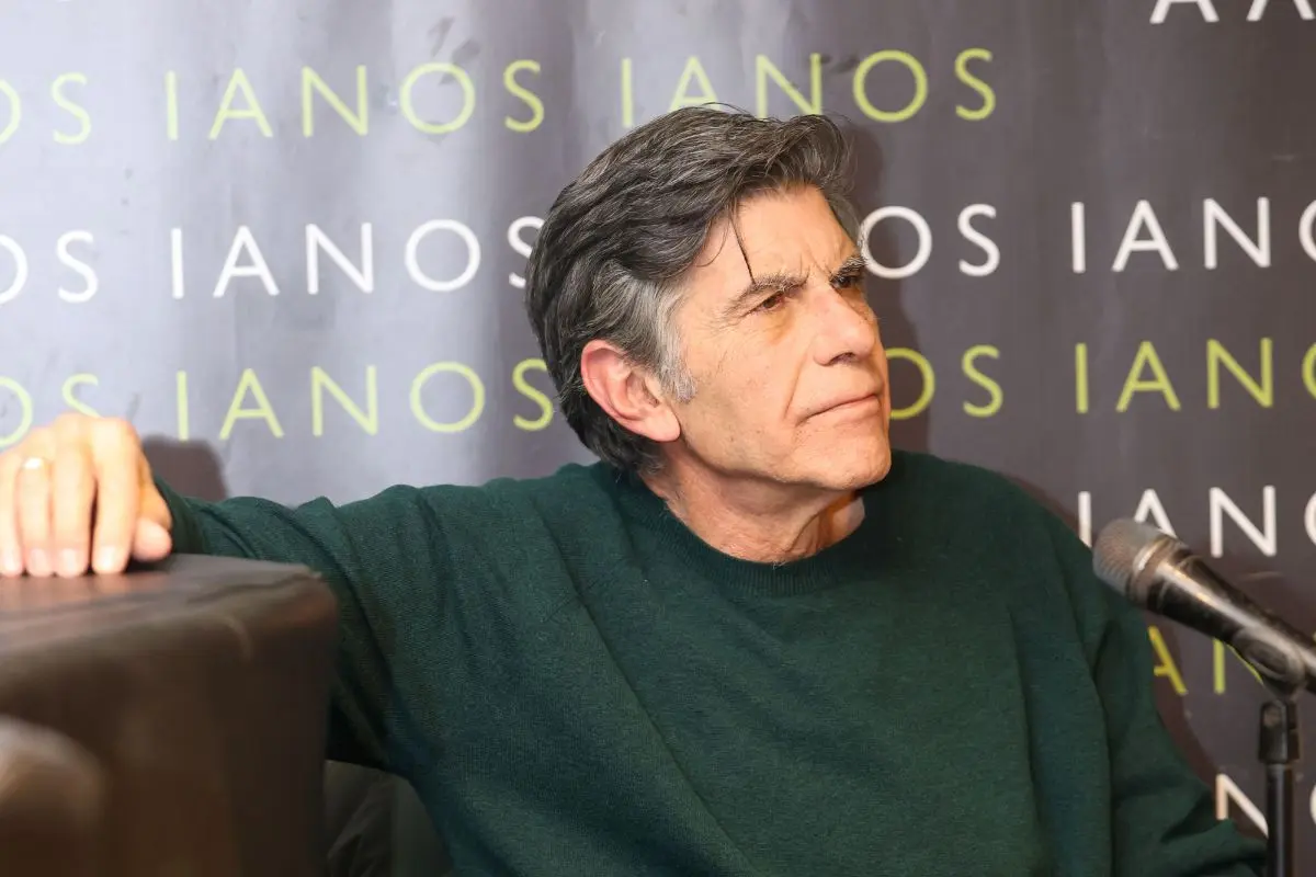 Γιάννης Μπέζος: «Καρφιά» για τους συνομηλίκους του – «Κάνουν τους νέους και γίνονται γελοίοι»