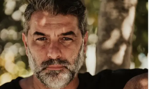 Βασίλης Μπισμπίκης: Γιόρτασε με χαμόγελο τα 49α γενέθλιά του – Η φωτογραφία με την τούρτα του