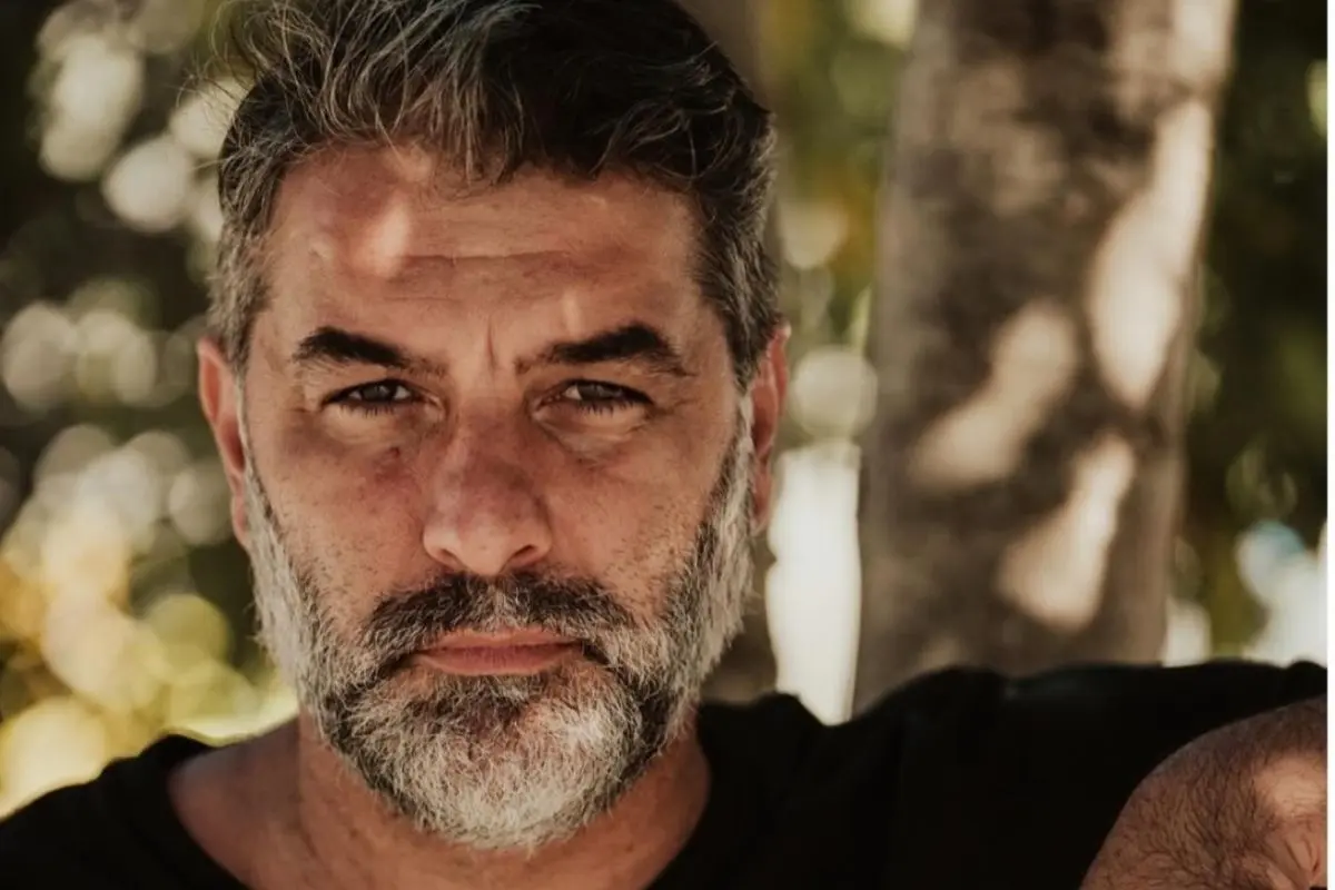 Βασίλης Μπισμπίκης: Γιόρτασε με χαμόγελο τα 49α γενέθλιά του – Η φωτογραφία με την τούρτα του