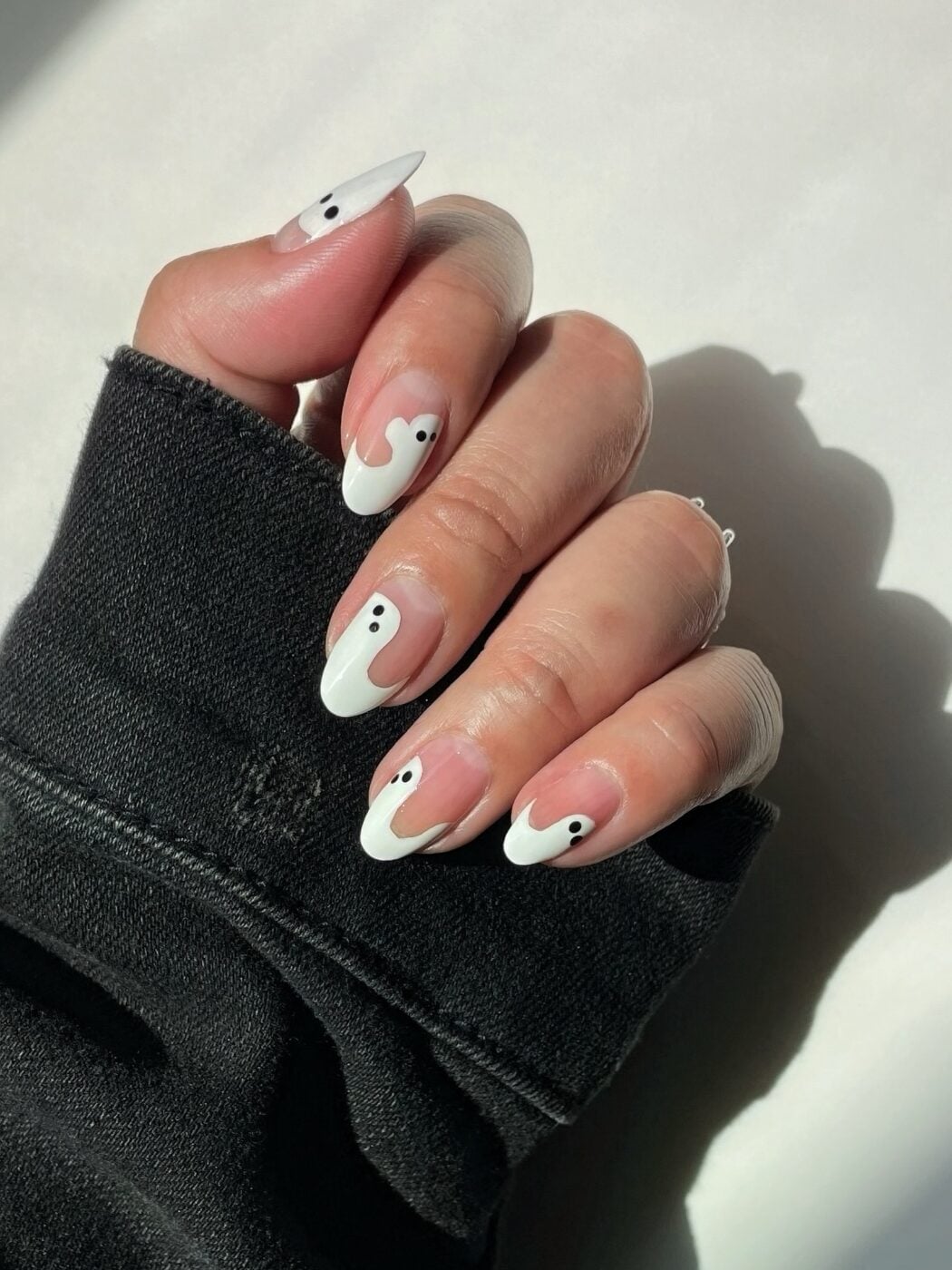 Casper Nails: Το μανικιούρ με τα φαντασματάκια που θα «στοιχειώσουν» τα νύχια σου