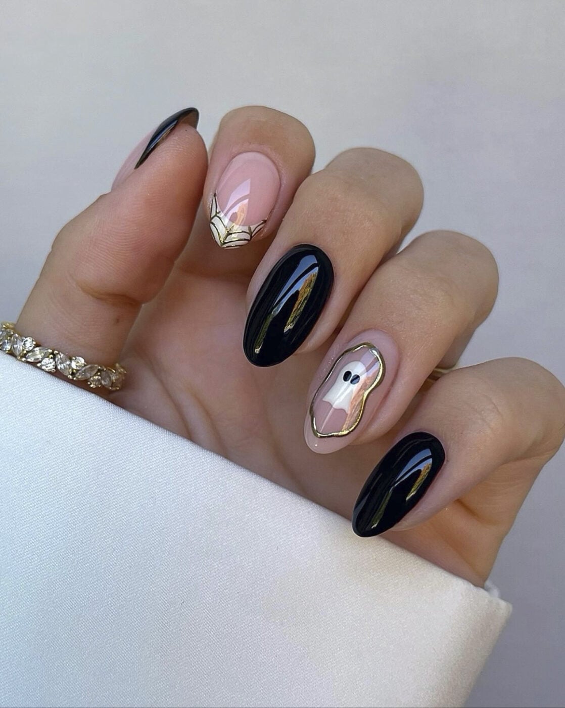 Casper Nails: Το μανικιούρ με τα φαντασματάκια που θα «στοιχειώσουν» τα νύχια σου