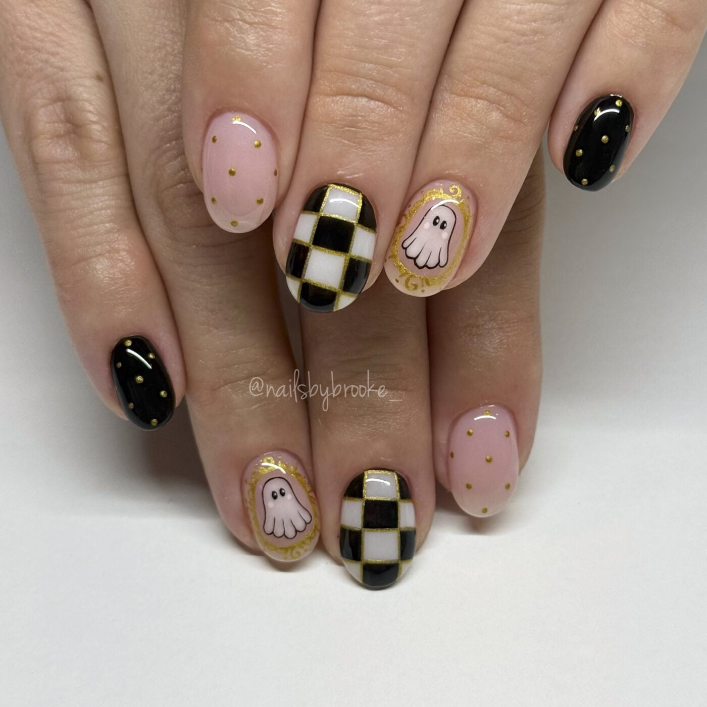 Casper Nails: Το μανικιούρ με τα φαντασματάκια που θα «στοιχειώσουν» τα νύχια σου
