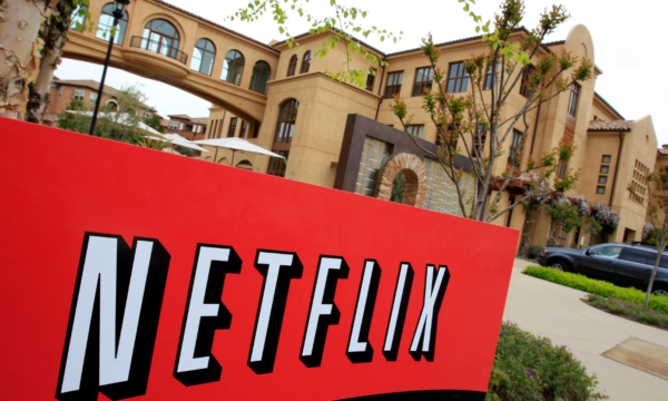 Netflix: Απολύει περίπου 1.000 εργαζόμενους – Το στοίχημα με ζωντανά προγράμματα και βιντεο podcast για να κρατήσει τους θεατές