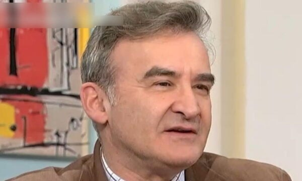 Νίκος Ορφανός: «Με τη γυναίκα του κάναμε ταυτόχρονα πρόταση γάμου ο ένας στον άλλον» – Η απρόσμενη στιγμή πάνω στο πλοίο