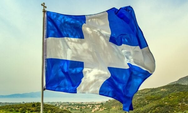 Ο συμβολισμός της ελληνικής σημαίας: Τι γνωρίζουμε για τις 9 λωρίδες;