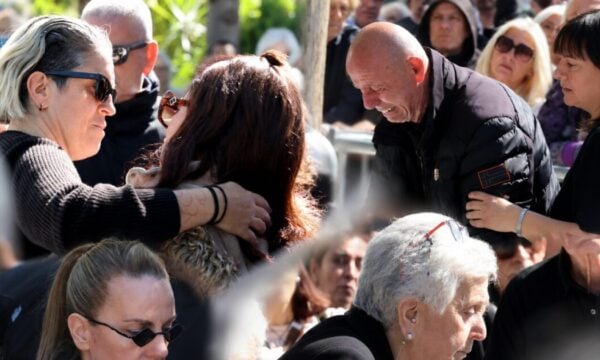 Γιώργος Μαζωνάκης: Η οικογένεια συγκινήθηκε στο Γ’ Νεκροταφείο Νίκαιας για το τρισάγιο – Φωτογραφίες